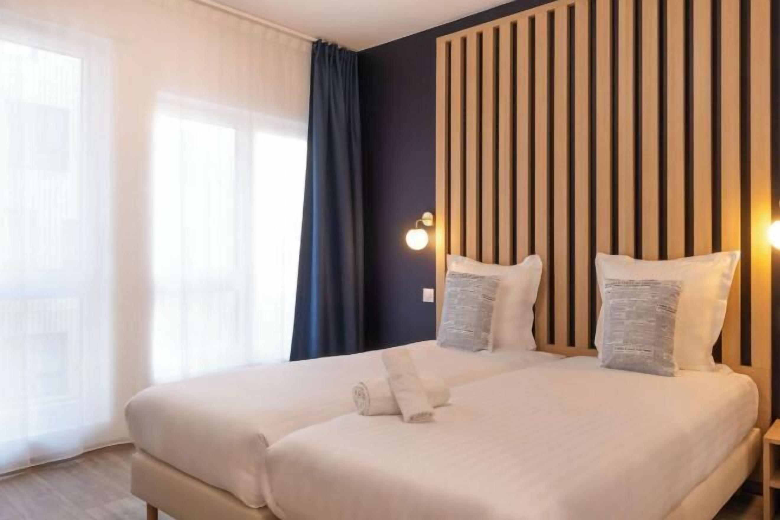 Peralatan tempat tidur premium, dihias secara berasingan, meja 