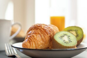 Daily buffet breakfast (EUR 16 per person) - Appart' hotel Le Monde Paris Pont d'Ivry (Ivry-sur-Seine)