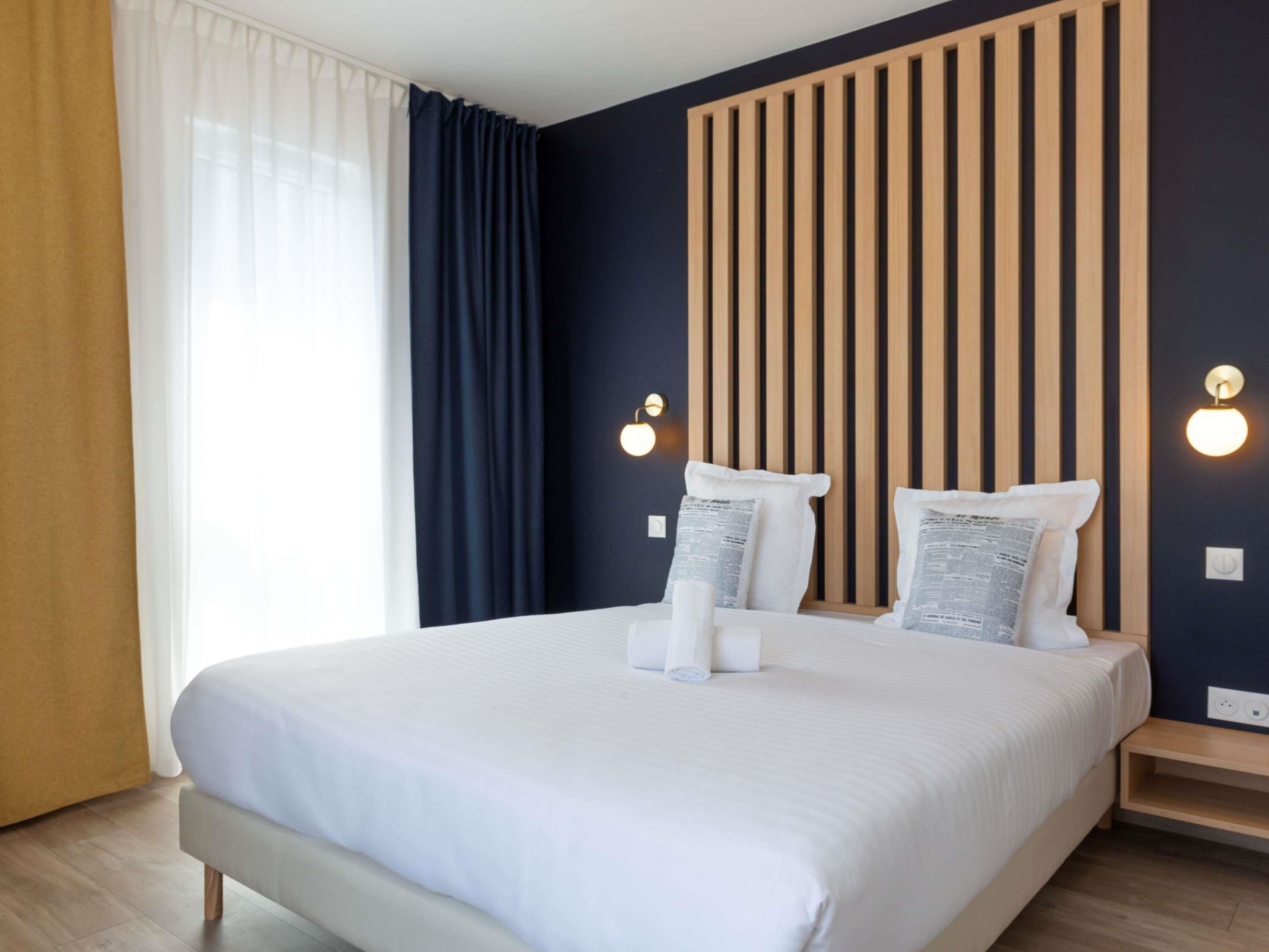 Hochwertige Bettwaren, individuell dekoriert, Schreibtisch