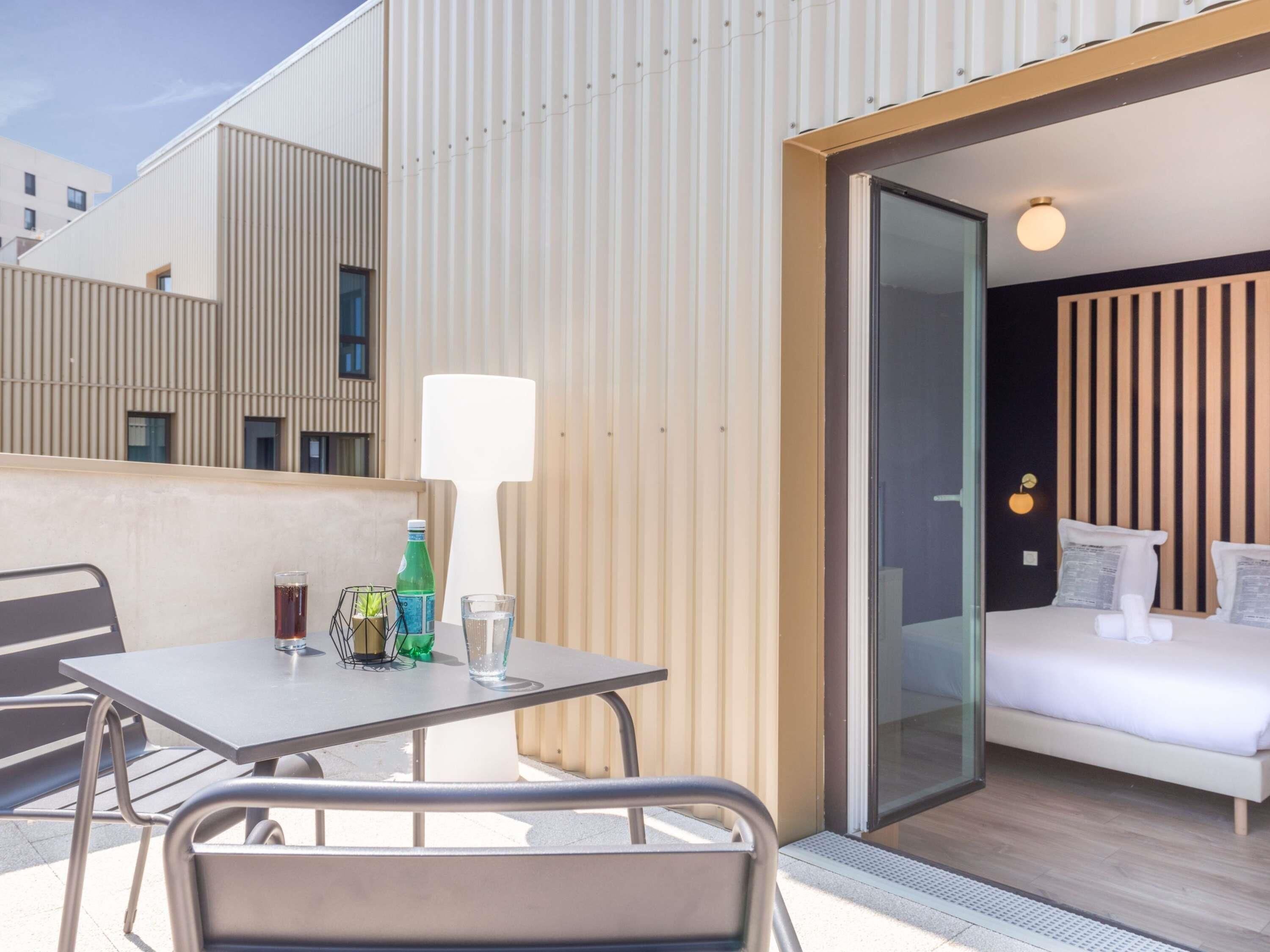 Studio, 1 Tempat Tidur Double, teras | Seprai premium, didekorasi berbeda-beda, dan meja kerja