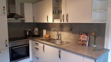 JÀÀkaappi, mikroaaltouuni, uuni, liesi