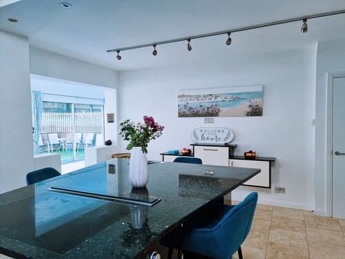 Stylish, spacious 4 bedroom, 3.5 bathroom entire detached home with large garden