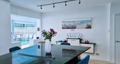 Stylish, spacious 4 bedroom, 3.5 bathroom entire detached home with large garden
