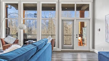 Smart TV, fireplace, stereo