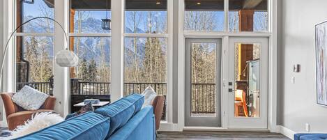 Smart TV, fireplace, stereo
