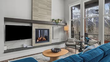 Smart TV, fireplace, stereo