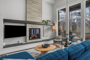 Smart TV, lareira, aparelho de som