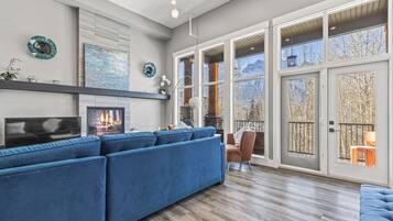 Smart TV, fireplace, stereo