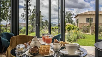 Desayuno continental todos los dĂas (con cargo)