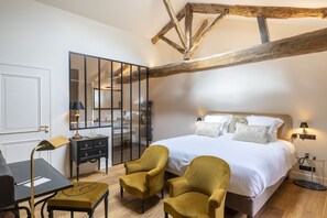 Rom – superior | Sengetøy av topp kvalitet, senger med overmadrass og safe på rommet