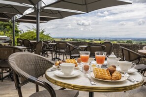 Petit déjeuner continental servi tous les jours en supplément