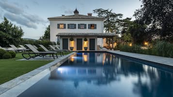 Una piscina al aire libre de temporada