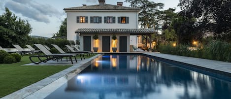 Una piscina al aire libre de temporada