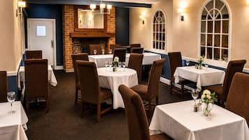 2 restaurants; breakfast, lunch, and dinner served