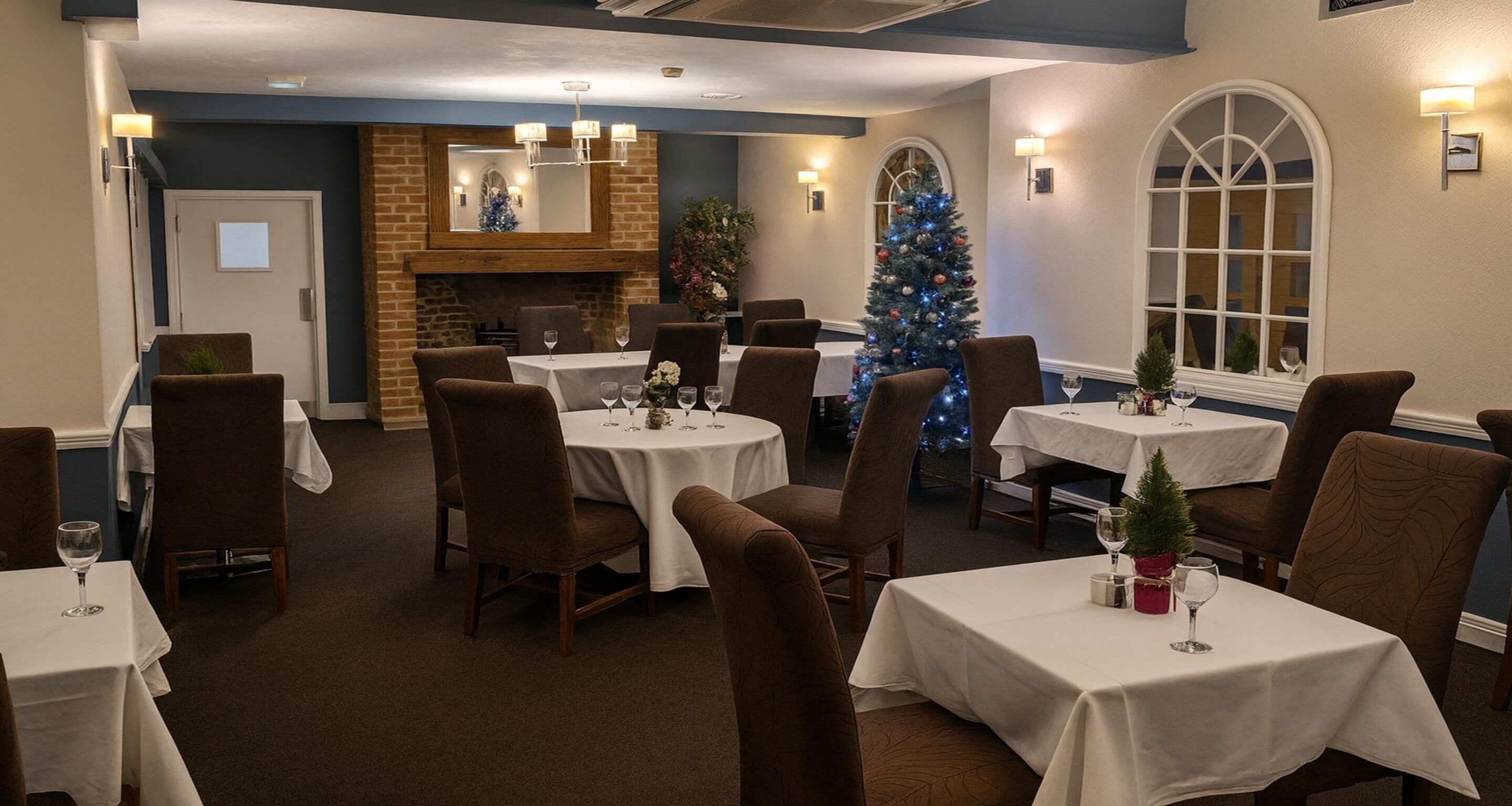 2 restaurants; breakfast, lunch and dinner served 