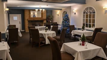 2 restaurants; breakfast, lunch and dinner served
