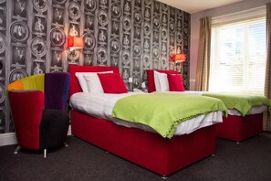 Classic-huone, 2 yhden hengen sänkyä, tupakointi kielletty | Tallelokero huoneessa, yksilöllisesti sisustettu