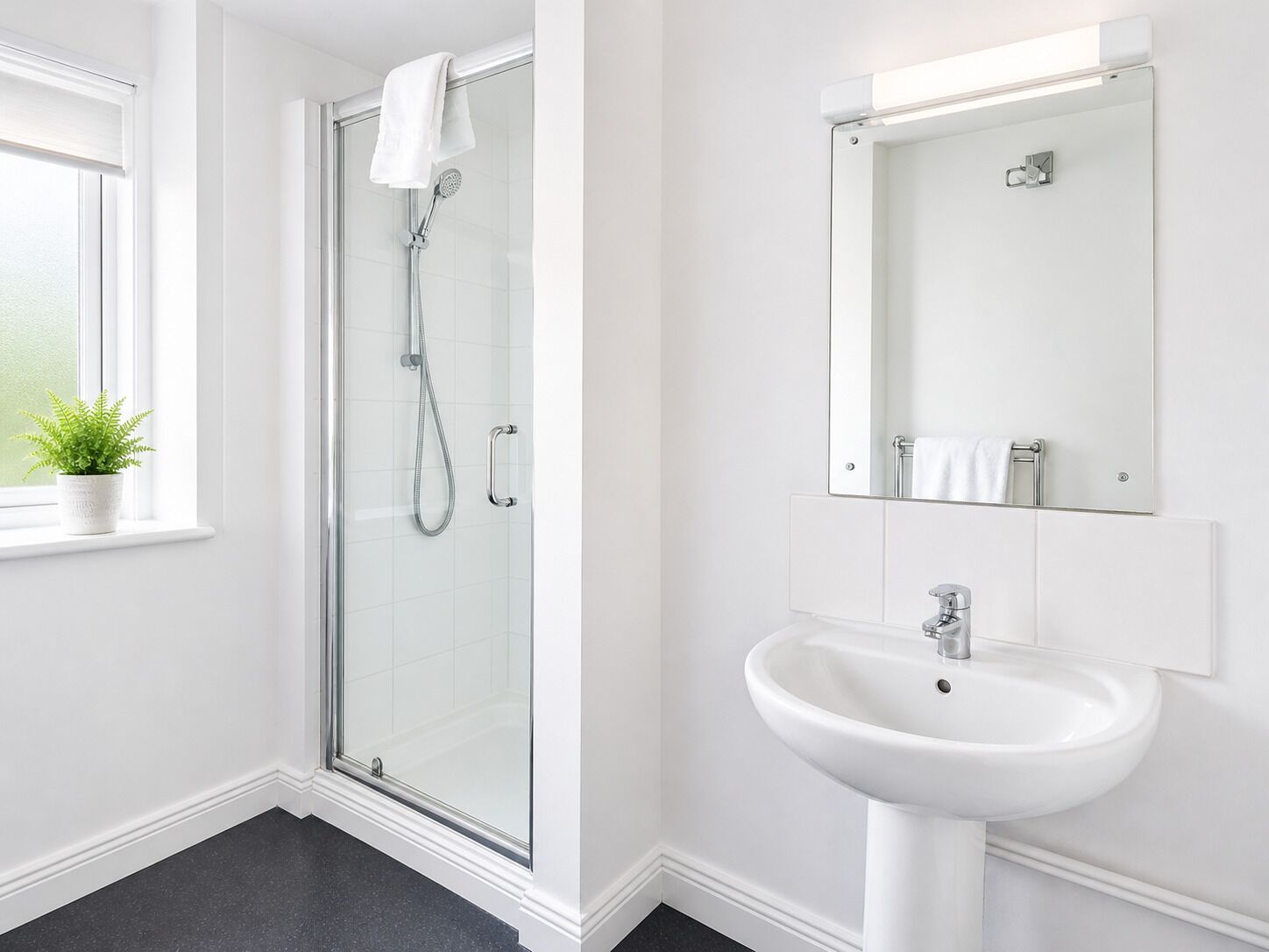 Standard Room, 1 King Bed, Non Smoking | Bathroom
