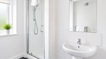 Standard Room, 1 King Bed, Non Smoking | Bathroom