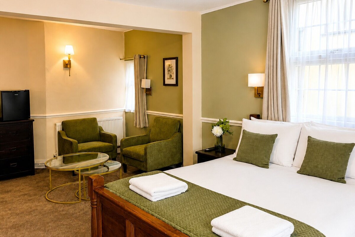 Suite, 1 King Bed, Non Smoking, Garden View | Premium bedding, pillowtop beds, in-room safe, desk