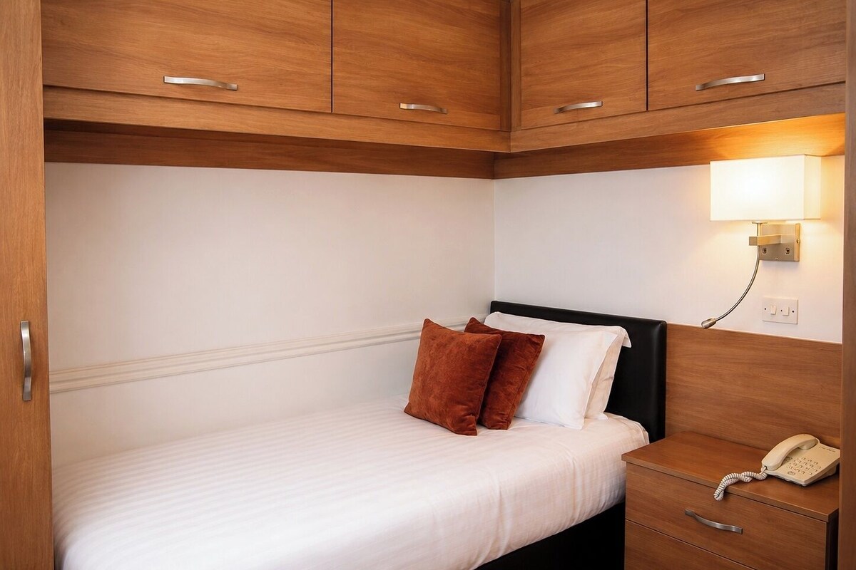 Classic Room, 1 Twin Bed, Non Smoking | Premium bedding, pillowtop beds, in-room safe, desk