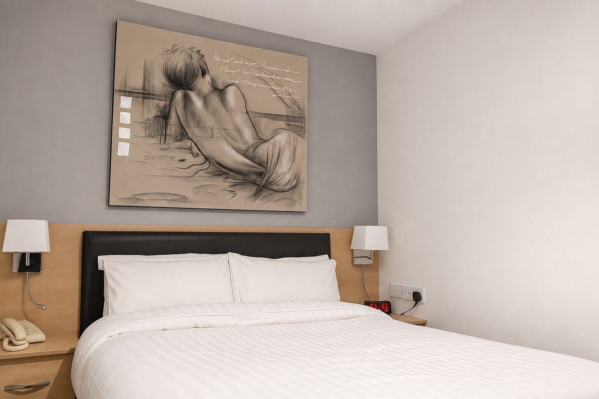 Superior Room, 1 King Bed, Non Smoking | Premium bedding, pillowtop beds, in-room safe, desk
