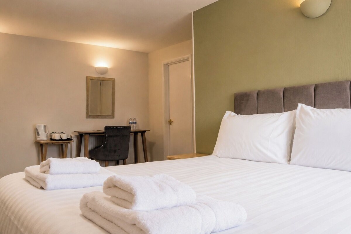 Classic Room, Multiple Beds, Non Smoking | Premium bedding, pillowtop beds, in-room safe, desk