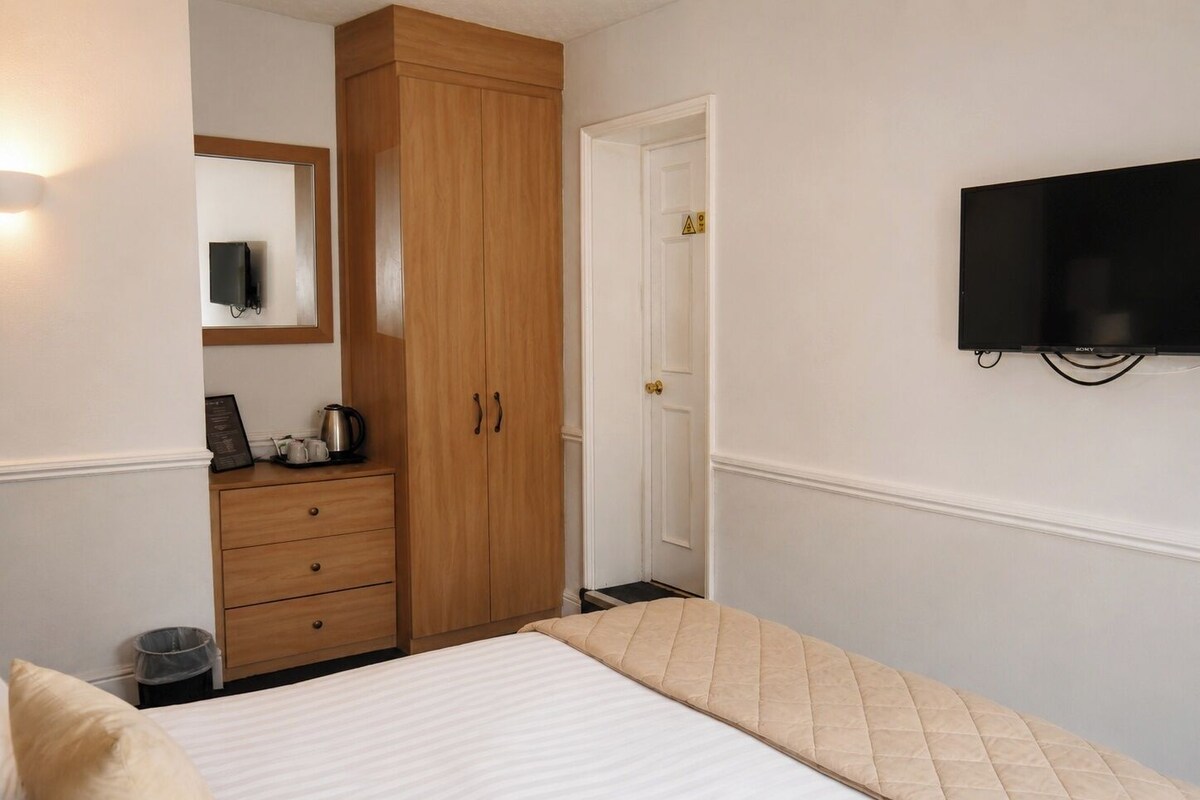 Standard Room, 1 King Bed, Non Smoking | Premium bedding, pillowtop beds, in-room safe, desk
