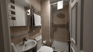 Classic Room, 1 Twin Bed, Non Smoking | Bathroom | Combined shower/tub, eco-friendly toiletries, hair dryer, towels