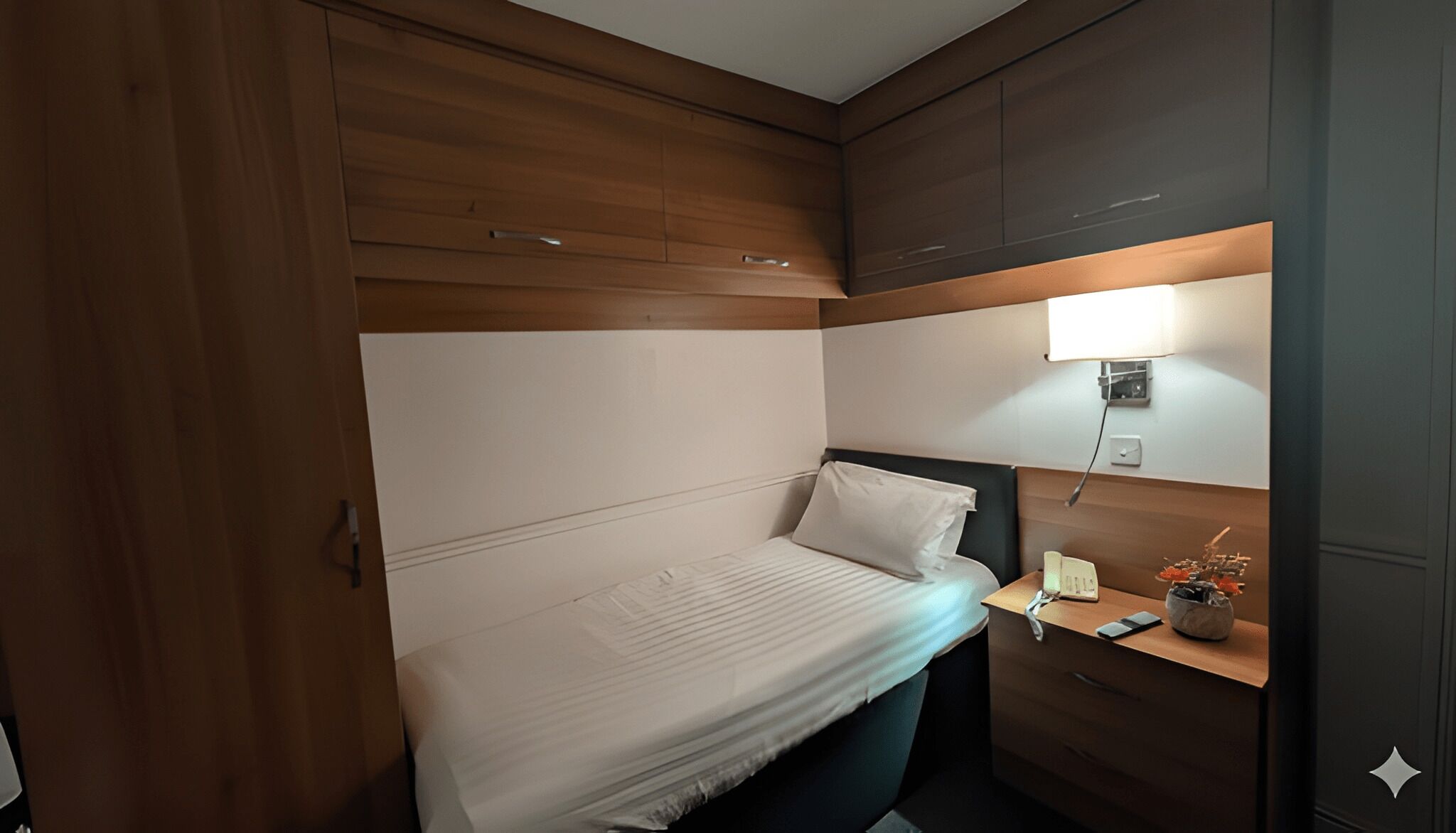 Classic-huone, 1 yhden hengen sänky, tupakointi kielletty | Tallelokero huoneessa, yksilöllisesti sisustettu