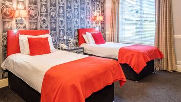 Habitación clásica, 2 camas individuales, para no fumadores | Caja de seguridad en la habitación y decoración personalizada