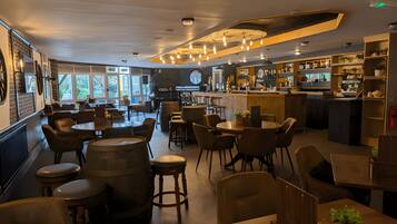 Pub, Blick auf den Garten, täglich geöffnet