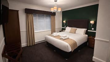 Suíte júnior, 1 cama King, para não fumantes | Cofres nos quartos, individualmente decorados