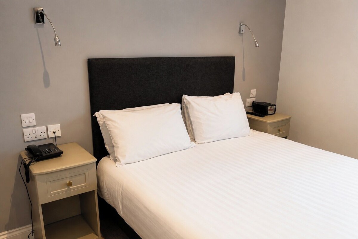 Suite, 1 King Bed, Non Smoking | Premium bedding, pillowtop beds, in-room safe, desk