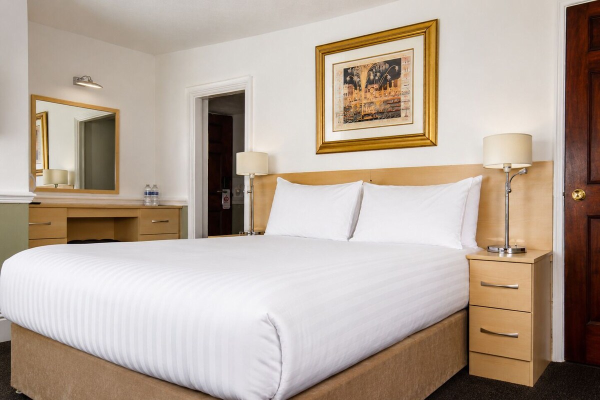 Classic Room, 1 King Bed, Non Smoking, Garden View | Premium bedding, pillowtop beds, in-room safe, desk