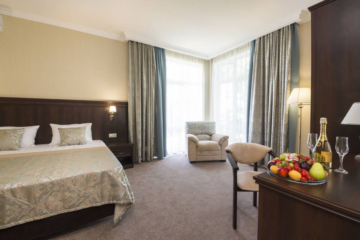 Deluxe Suite | In-room safe, desk, laptop workspace, blackout drapes