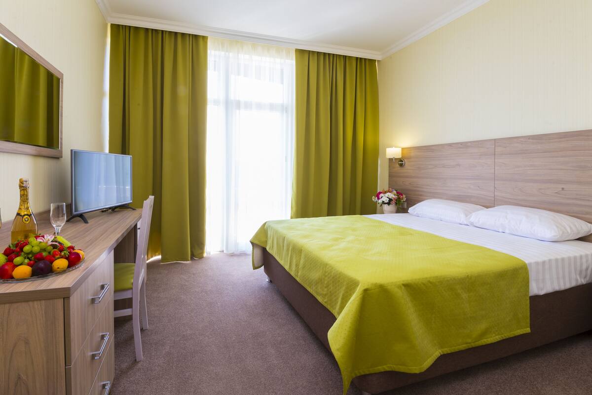 Superior Double or Twin Room | In-room safe, desk, laptop workspace, blackout drapes