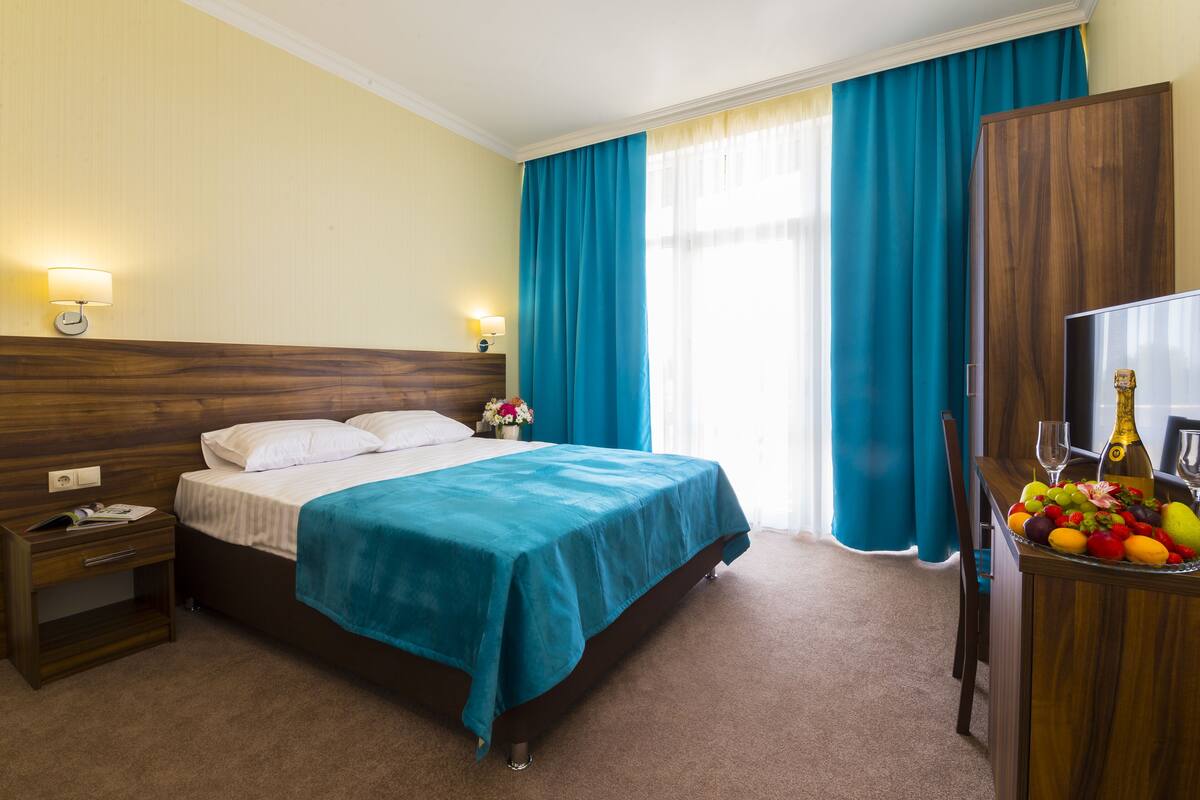 Classic Double Room | In-room safe, desk, laptop workspace, blackout drapes