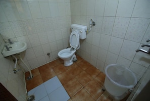 Shower, rainfall showerhead, free toiletries, bathrobes