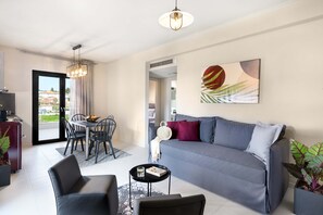 Two Bedroom Deluxe Apartment | Aire de séjour | Téléviseur à DEL