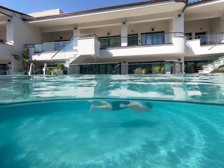 Una piscina al aire libre de temporada, sombrillas, tumbonas. Melite Luxury Rooms & Apartments