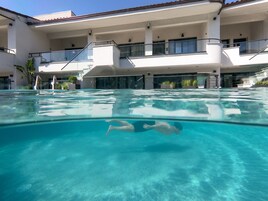 Piscina externa sazonal, guarda-sóis, espreguiçadeiras