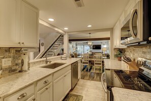 冷蔵庫、電子レンジ、食器洗い機、コーヒー / ティーメーカー