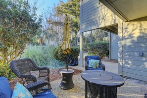 Terrace/patio - Luxury Updated Townhome 3 BR w Pool View Bikes & Beach Gear included (Hilton Head Island)