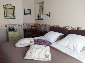 1 habitación, tabla de planchar con plancha, wifi gratis y ropa de cama