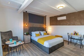 Tabla de planchar con plancha, wifi gratis y ropa de cama 