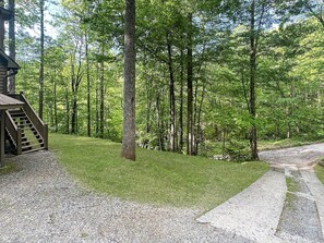 Une cabane en bois avec un chemin de gravier menant à un escalier.