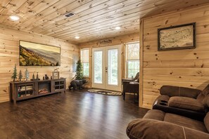 TV, fireplace, video games, DVD player - Mountain Views, Hot Tub, Pools – Sleeps 10, 5 Minutes to Ober & Gatlinburg (Gatlinburg)