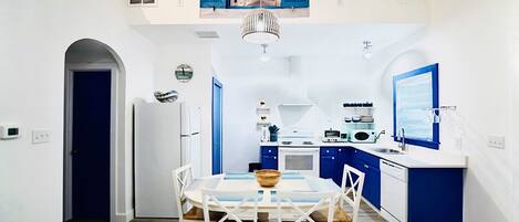 Køleskab, mikrobølgeovn, ovn, kogeplade