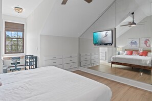 2 slaapkamers, een bureau, een strijkplank/strijkijzer, reisbedje